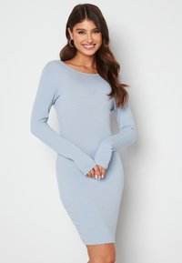Abito a maniche lunghe a coste in azzurro chiaro; design aderente, lunghezza a metà coscia, scollo rotondo e aperture per il pollice sulle maniche.