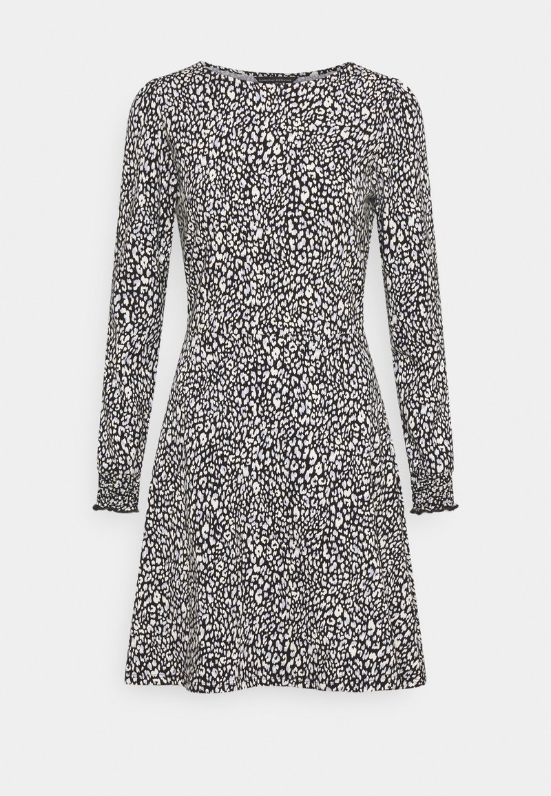 Robe noire à manches longues avec un imprimé animal blanc et bleu clair, cintrée à la taille et évasée à l'ourlet, en tissu texturé.