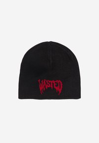 Căciulă tricotată neagră cu text brodat roșu "WASTED" realizat într-un font care pare să curgă; textură moale și formă ajustată.