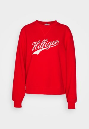 Sudadera roja con cuello redondo, mangas largas y logo blanco de "Hilfiger". Hecha de tela texturizada, con puños y dobladillo acanalados.