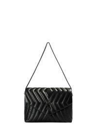 Bolso de mano acolchado negro con una correa de cadena, que presenta un patrón de chevrones y un pequeño acento de calavera en la solapa frontal.