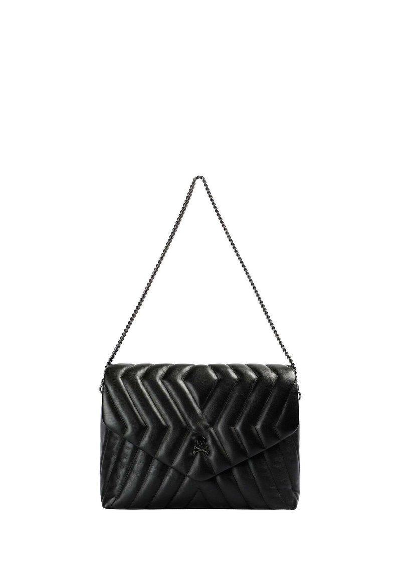 Bolso de mano acolchado negro con una correa de cadena, que presenta un patrón de chevrones y un pequeño acento de calavera en la solapa frontal.