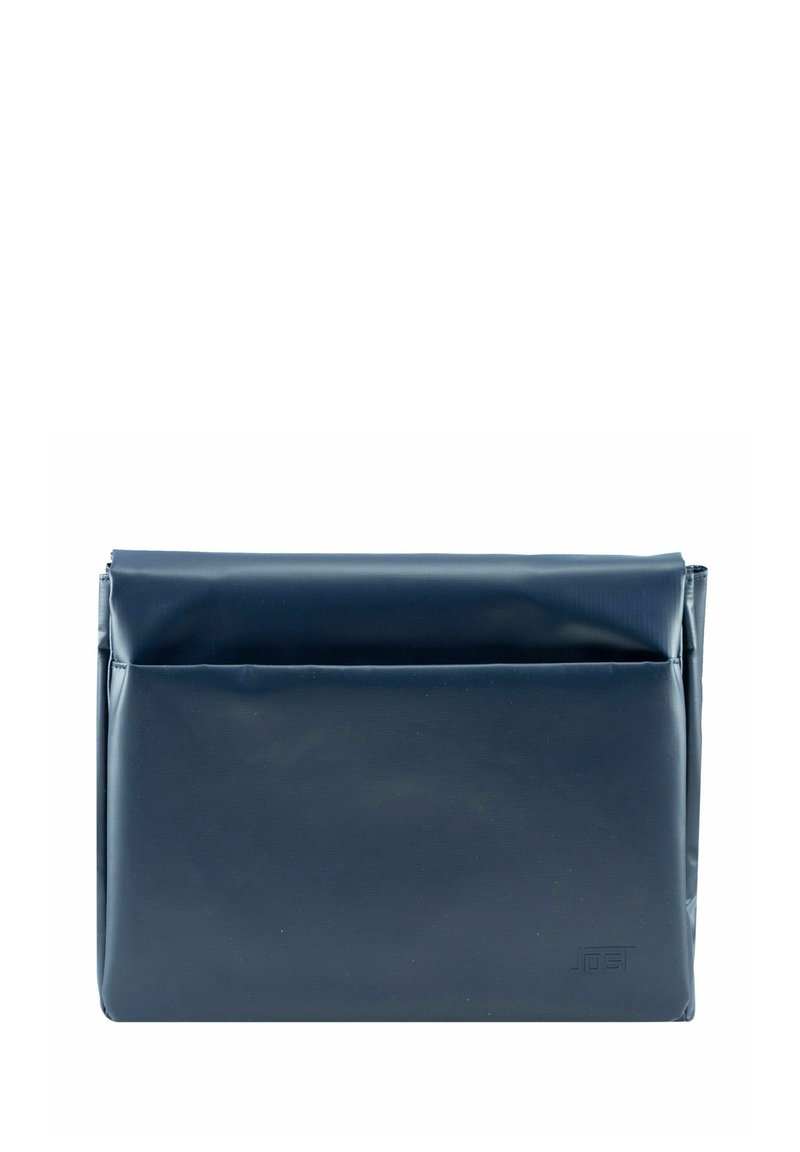 Marineblaue wasserdichte Tasche mit umklappbarem Deckel, rechteckiger Form und einer Fronttasche. Verfügt über eine glatte, matte Textur und dezentes Branding.