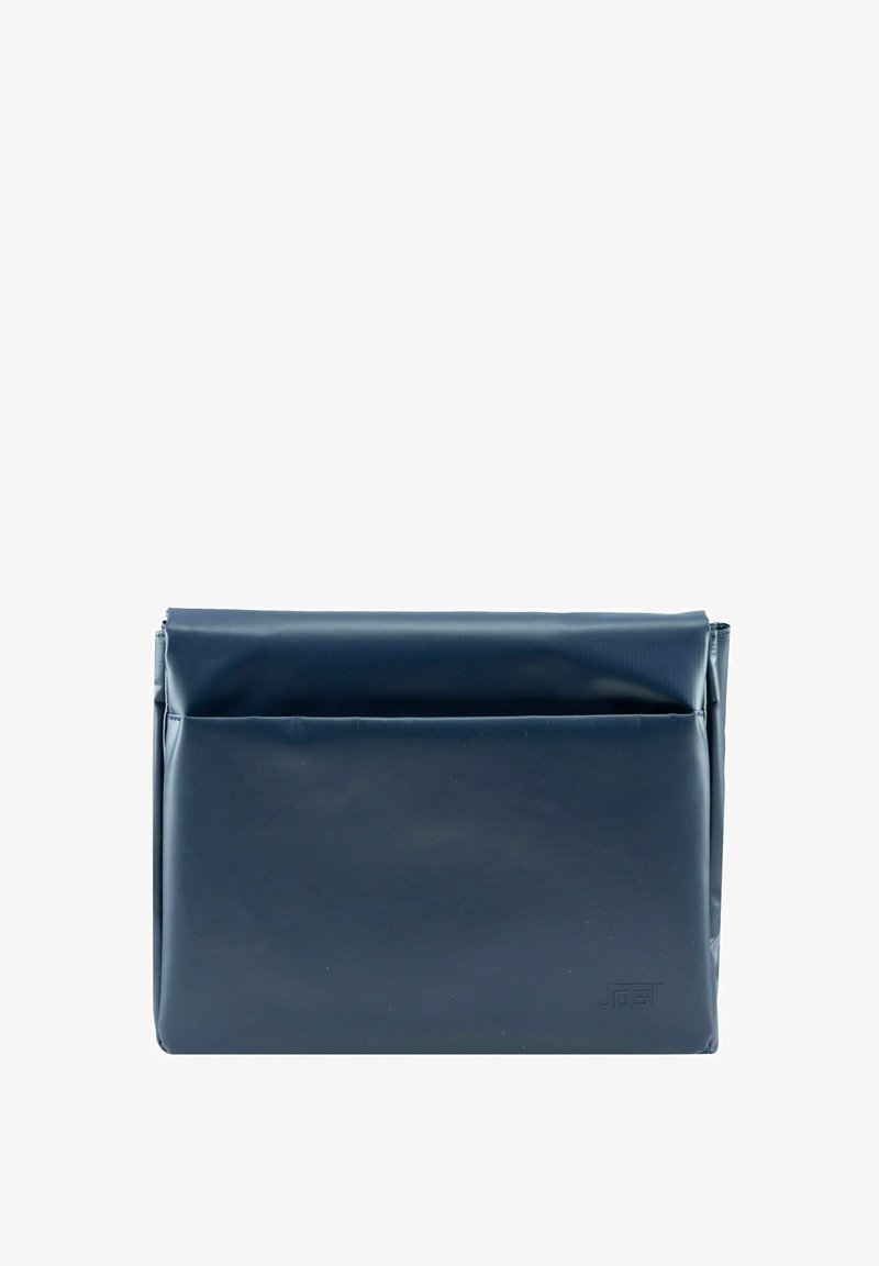 Marineblauwe waterdichte tas met een opvouwbare bovenkant, rechthoekige vorm en een voorkantzak. Kenmerkt zich door een gladde, matte textuur en subtiele branding.