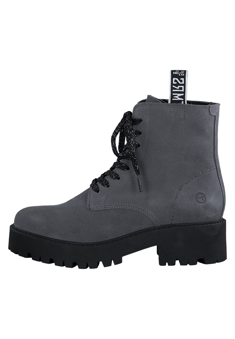 Graue Wildleder-Stiefeletten mit einer klobigen schwarzen Gummisohle, ausgestattet mit schwarzen Schnürsenkeln und einer Zuglasche mit Text.