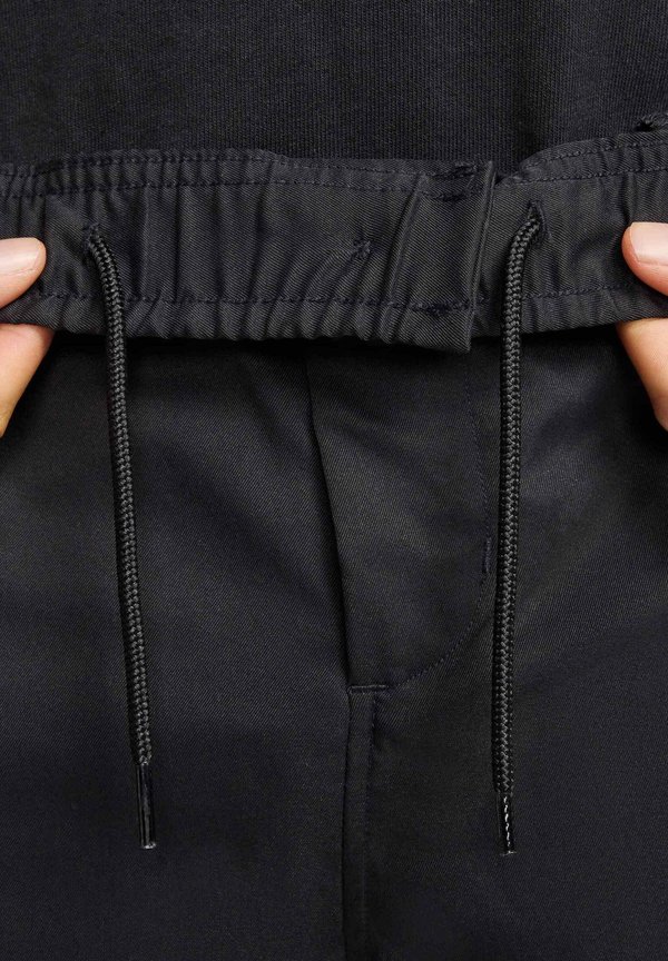 CLUB TAPER - Trousers4