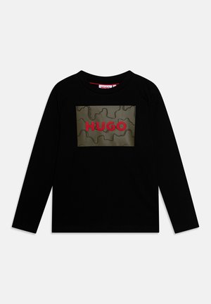 Zwarte longsleeve t-shirt met een rechthoekige olijfgroene graphic. De graphic heeft een golvend patroon en vetrode tekst met de tekst "HUGO."