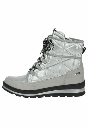 Bottines grises matelassées avec une finition métallique brillante, lacets en noir et blanc à motifs, et une semelle en caoutchouc noir épaisse. Présente des bordures argentées.