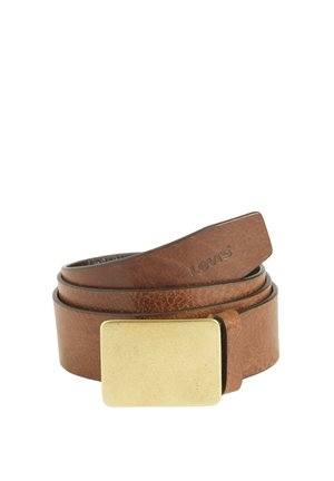 Cinturón de cuero marrón enrollado con hebilla metálica rectangular lisa de color dorado y "Levi's" estampado cerca de la punta.