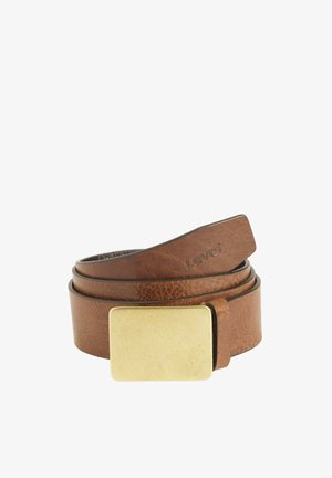 Brązowy skórzany pasek zwinięty z prostą prostokątną pozłacaną metalową klamrą i "Levi's" wytłoczonym blisko końca.