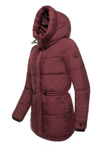 Burgundy pufferjacka med hög krage, dragsnören vid huvan och midjan, ribbade manschettdetaljer och en logotypapplikation på ärmen.