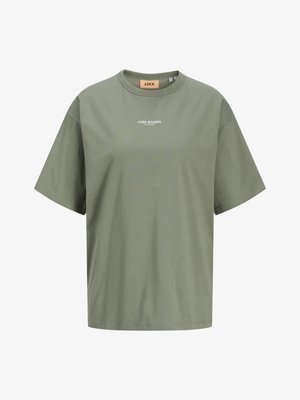 Camiseta de algodão verde-oliva com um corte descontraído, mangas curtas, decote redondo e texto impresso em branco "JJXX STUDIO" na frente.