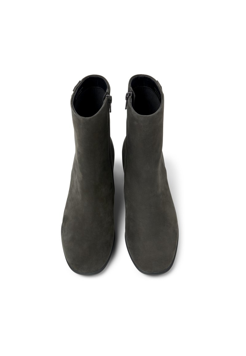 Bottines en suede gris foncé avec une texture lisse, fermeture éclair sur les côtés et un design minimaliste. Silhouette élégante et effilée.