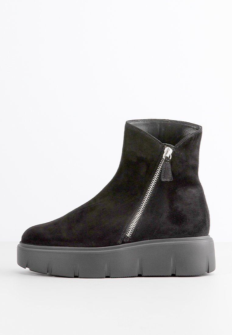 Stivali alla caviglia in suede nero con zip laterale, punta rotonda e una suola piatta nera chunky e texture. Fodera interna liscia.