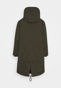 Olijfgroene parka met een capuchon, voorzien van een taillekoord, elastische manchetten en een iets langere zoom aan de achterkant. Gladde, weerbestendige stof.