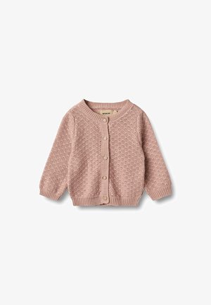 Lyserød strikket baby cardigan med lange ærmer, knaplukning foran og tekstureret mønster på hvid baggrund.