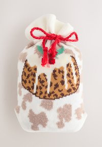 Sacchetto regalo lavorato a maglia con motivo budino di Natale marrone e bianco, con coulisse rossa, foglie verdi e dettagli di bacche di agrifoglio.
