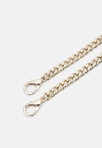 Catena in metallo dorato con una finitura lucida, caratterizzata da anelli intrecciati e due ganci a moschettone ad ogni estremità per il fissaggio.