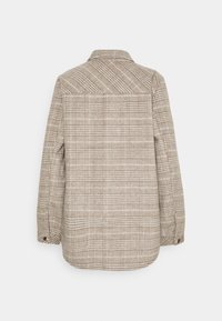 Rutet skjortejakke i beige og brun, med en knaplukket ærmekant, spids krave og et struktureret stof med et vævet mønster.