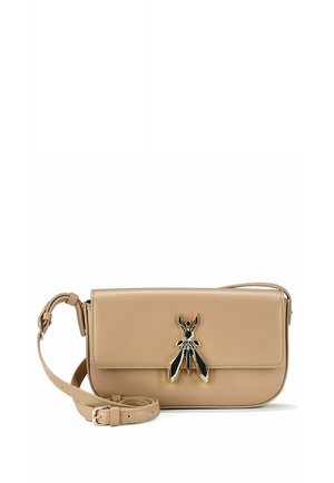Sac à main en cuir beige avec une bandoulière réglable et un fermoir en métal doré et noir en forme d’insecte sur le rabat avant.