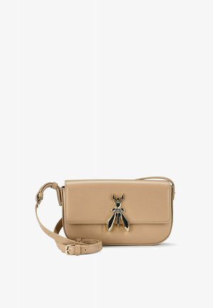 Borsa a mano in pelle beige con tracolla regolabile e chiusura in metallo oro e nero a forma di insetto sulla patta frontale.