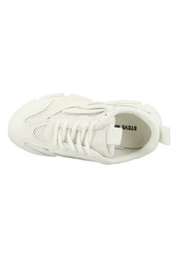 Sneaker bianco con parte superiore in pelle liscia e pannelli in rete perforata, punta tonda e lacci piatti. Include un tirante sul tallone.