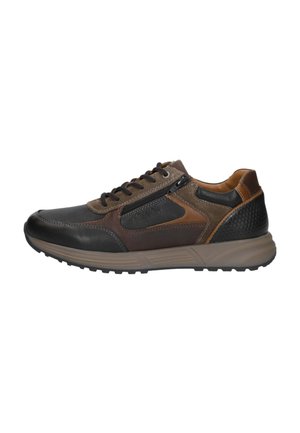 Bruine en zwarte casual herensneaker met veters aan de voorkant, zijrits, profielzool en een combinatie van leer en suède materialen.