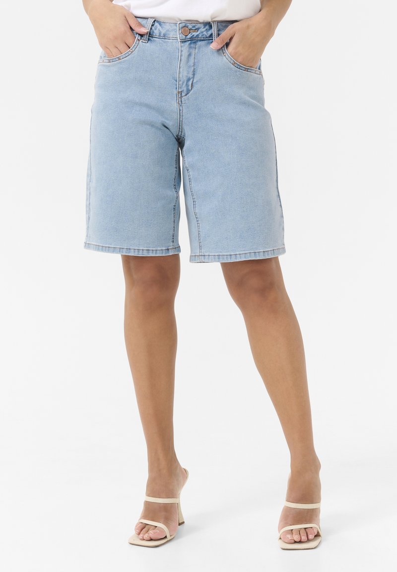 Bermuda shorts in denim blu chiaro con taglio dritto, cinque tasche e dettagli cuciti. I bordi orlati esaltano il design informale.