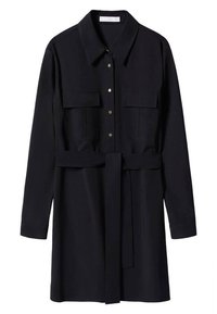 Robe noire en tissu lisse avec un col, un devant boutonné, deux poches poitrine et une taille ceinturée.