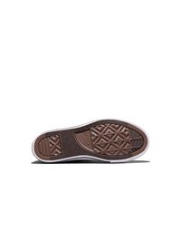 Talpă din cauciuc maro a unei teniși Converse All Star, care prezintă modele geometrice ale crampoanelor și logo-ul brandului în centru.