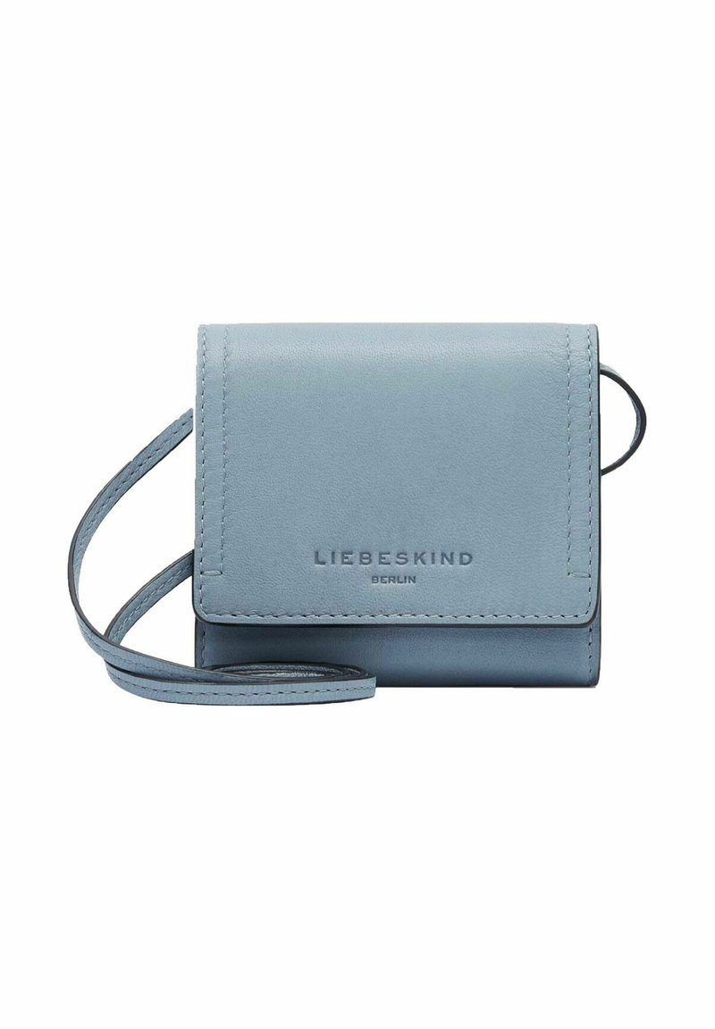 Niebieska skórzana torba na ramię z złożoną konstrukcją, wypukłym logo z przodu i płaskim paskiem. Gładka tekstura i minimalistyczny wygląd.