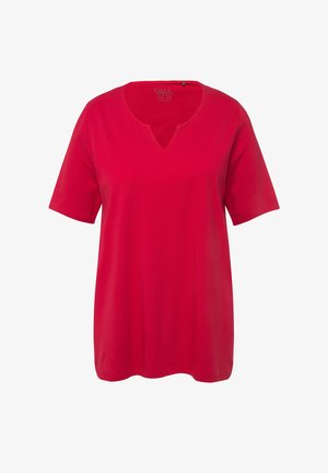 T-shirt rouge à manches courtes en coton, doté d'un design à col en V et d'une coupe décontractée, avec une texture lisse et sans motifs ni accents visibles.