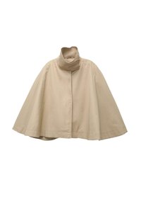 Cappotto beige in stile mantella realizzato in tessuto morbido, caratterizzato da un colletto alto e un design frontale dritto con maniche ampie e una silhouette fluida.