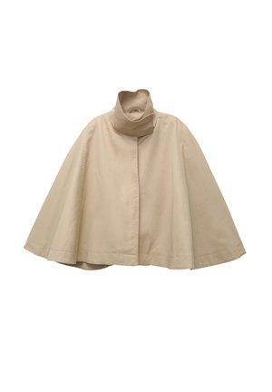 Cappotto beige in stile mantella realizzato in tessuto morbido, caratterizzato da un colletto alto e un design frontale dritto con maniche ampie e una silhouette fluida.