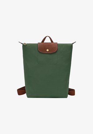 Grüner Nylon-Rucksack mit braunen Ledelementen, Griff oben, Reißverschluss und verstellbaren Trägern, in flacher, rechteckiger Form.