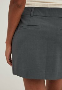 NA-KD MIT GÜRTELSCHLAUFENDETAIL - Minigonna - mid grey