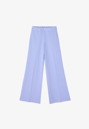 Pantalones de pierna ancha de color púrpura claro con cintura elástica y líneas de pliegue frontales, extendidos sobre un fondo blanco.