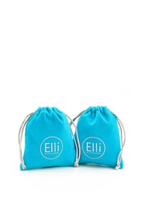 Türkiz színű szövet táskák húzózsinórral, fehér kör alakú logókkal, amelyek "Elli by Julie & Grace" feliratot viselnek. Simaság jellemzi, kompakt forma.