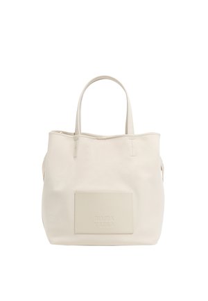 Beige tote tas gemaakt van soepel leer, met twee handvatten, een rechthoekige vo pocket met ingeschreven logo en een ritssluiting aan de bovenkant.