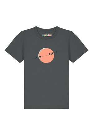 T-shirt pour enfants gris foncé à col rond, avec un graphisme de cinq petits oiseaux sur un fil devant un cercle orange.