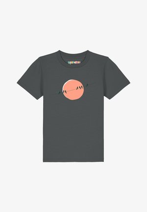 T-shirt pour enfants gris foncé à col rond, avec un graphisme de cinq petits oiseaux sur un fil devant un cercle orange.