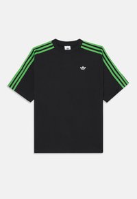 T-shirt in cotone nero con accenti a tre strisce verdi sulle spalle e un piccolo logo bianco sul petto. Design a maniche corte e collo rotondo.