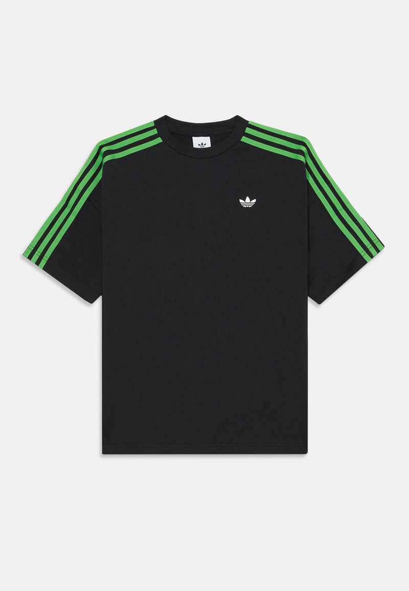 T-shirt in cotone nero con accenti a tre strisce verdi sulle spalle e un piccolo logo bianco sul petto. Design a maniche corte e collo rotondo.