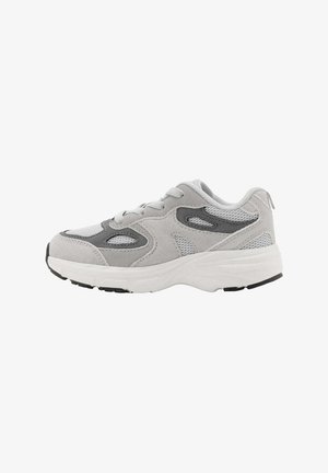 Baskets de sport gris et blanc avec laçage à l'avant, panneaux en mesh et en suède, et semelle blanche épaisse avec accents noirs sur la bande de roulement.
