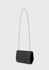 Μαύρη τσάντα χεριού με υφή και σχέδιο από ασημένια τρουκς, διαθέτει μακρύ μεταλλικό λουρί και κλείσιμο με καπάκι.