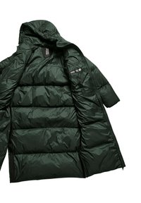 Giacca a vento verde con cappuccio, caratterizzata da una finitura lucida, motivo trapuntato e tasche con zip. Etichette interne e tasche aggiuntive incluse.