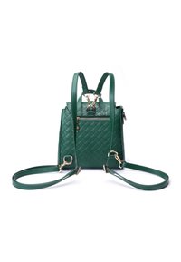 Zaino in ecopelle verde, trapuntato, con spallacci regolabili, chiusura con cerniera e dettagli in metallo color oro. Forma rettangolare compatta.