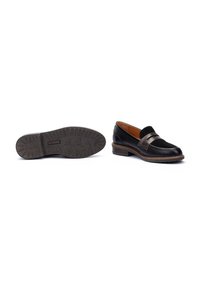 Mocasines de cuero negro con textura suave y banda de acento de cuero marrón, que cuentan con una suela de goma con patrón para agarre y estabilidad.