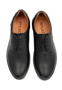 Melni ādas kleitu apavi ar gludu tekstūru, aprīkoti ar noapaļotu purngalu, šņorēm un brūnu iekšzoli ar zīmolu.