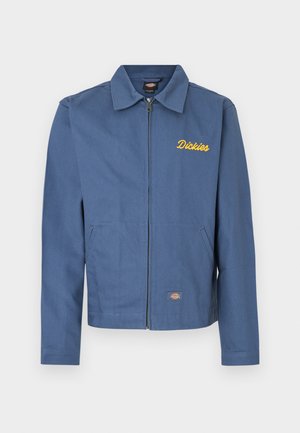 Μπλε ζακέτα με φερμουάρ από ανθεκτικό ύφασμα, με μυτερό γιακά, πλαϊνές τσέπες και κίτρινη κεντητική "Dickies" στο στήθος.